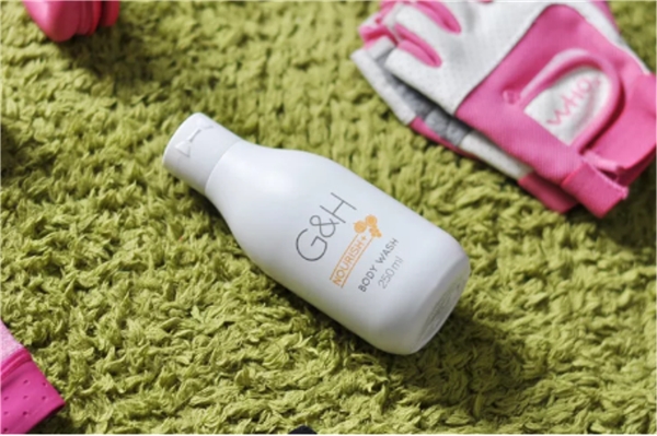 安利雅蜜润肤露产品示范,安利润肤沐浴露和爽肤沐浴露区别