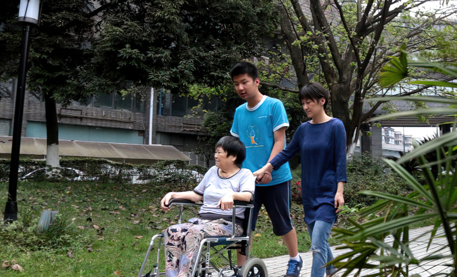 12岁少年成为家里顶梁柱,独自照顾残疾母亲,孝心感动无数人