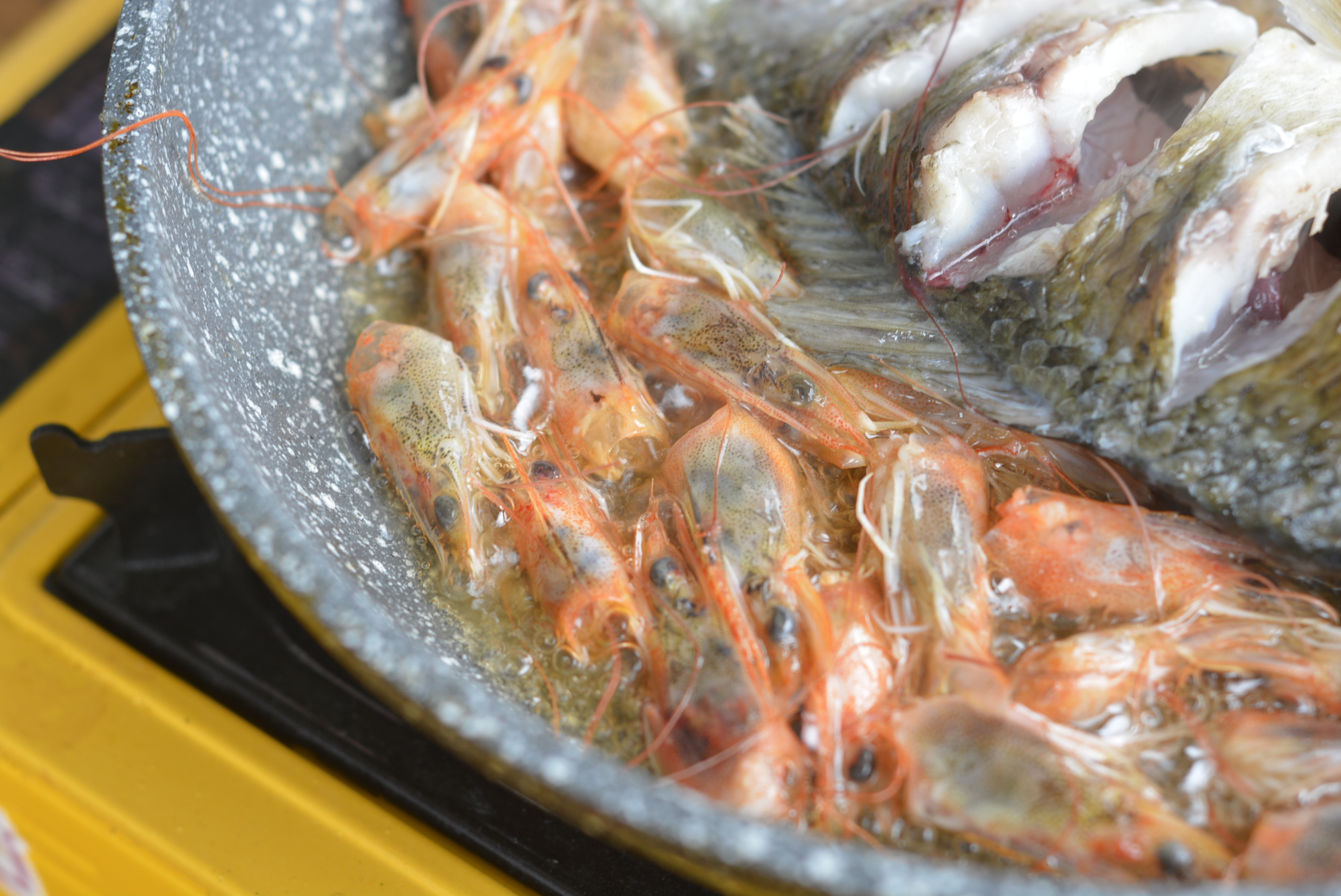 虾头部的黄色部分能吃吗,如何分辨大虾头里是虾黄还是屎