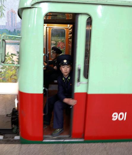 感受朝鲜“古董市场”，老汽车、老飞机、老公交、老地铁跑得欢