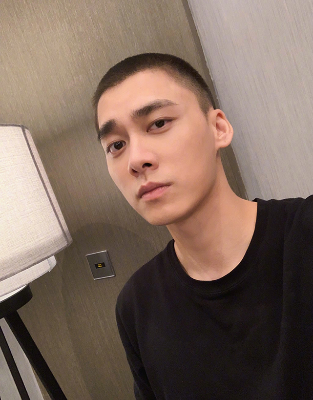 不分年龄看帅哥,不论年龄高矮胖瘦