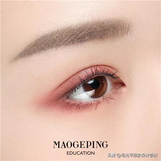 红色眼妆怎么画显大又干净,红色眼妆不画眼线