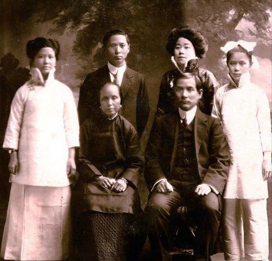 卢慕贞:17岁结婚,45岁被尊为“国母”,48岁收到丈夫的离婚信