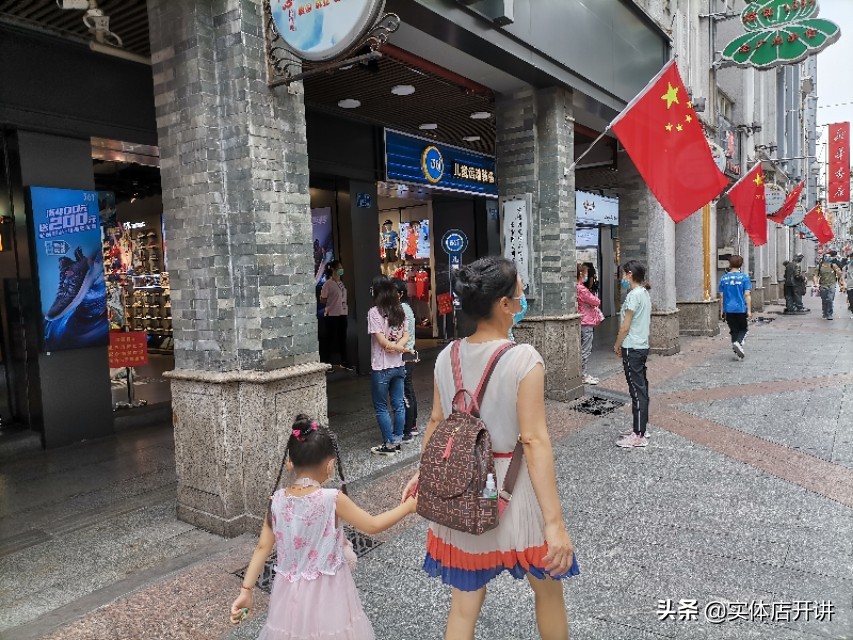 浙江老板五家鞋店仅剩一家，广州上下九步行街店铺空置多