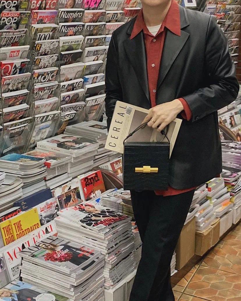 纵然每年流行的都不一样,有这样一个趋势——鳄鱼压纹