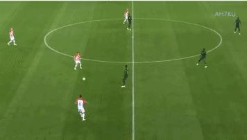 一个人扛着一支国家队足球,一个人扛着一支国家队