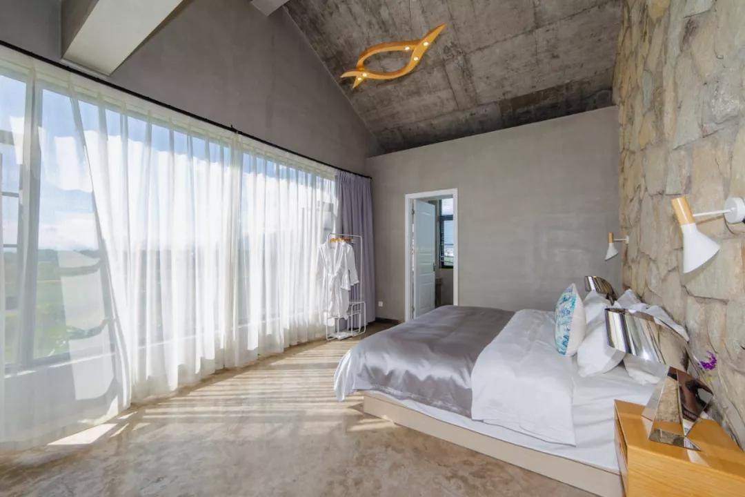 他建了一个3000㎡的浪漫花园，情侣不远千里只为一场草坪婚礼