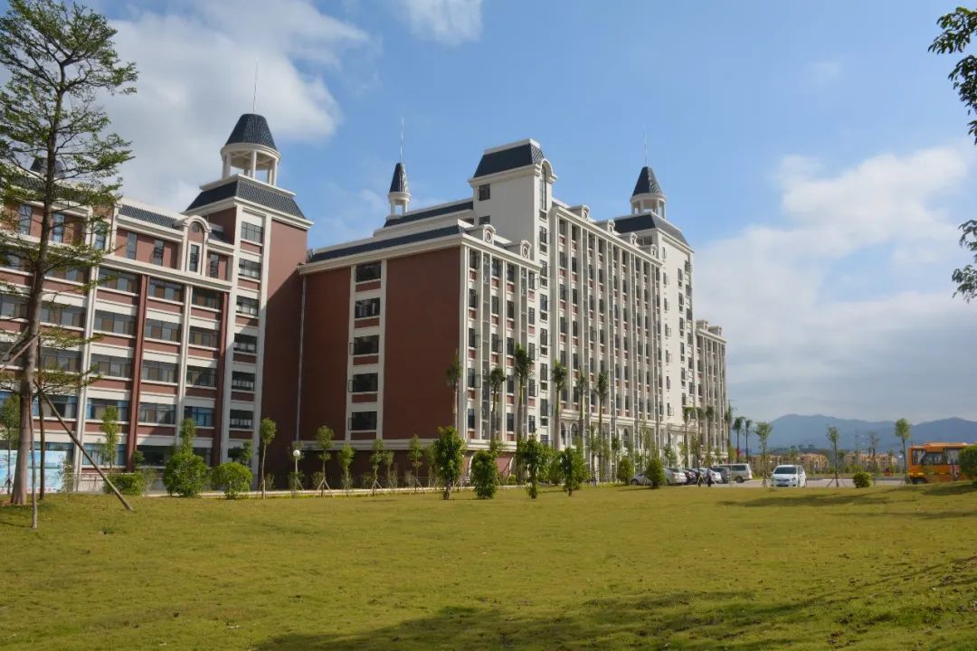 华立中英文学校是不是贵族学校,华立中英文学校升学