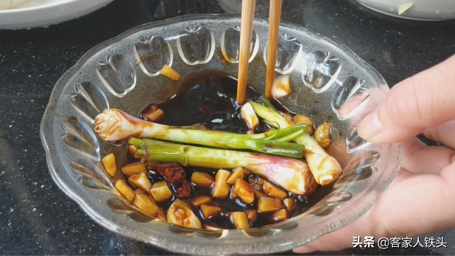 2条草鱼1块豆腐教你最好吃的做法,红烧草鱼头豆腐的做法大全家常