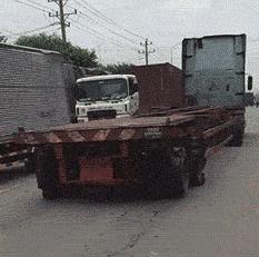 搞笑gif趣图兄弟们来跟我一起摇摆,大哥搞笑动图gif