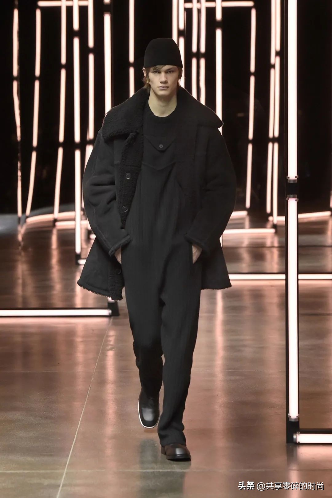 fendi芬迪2023年春夏男装时装秀,最潮流fendi2020秋冬系列时装