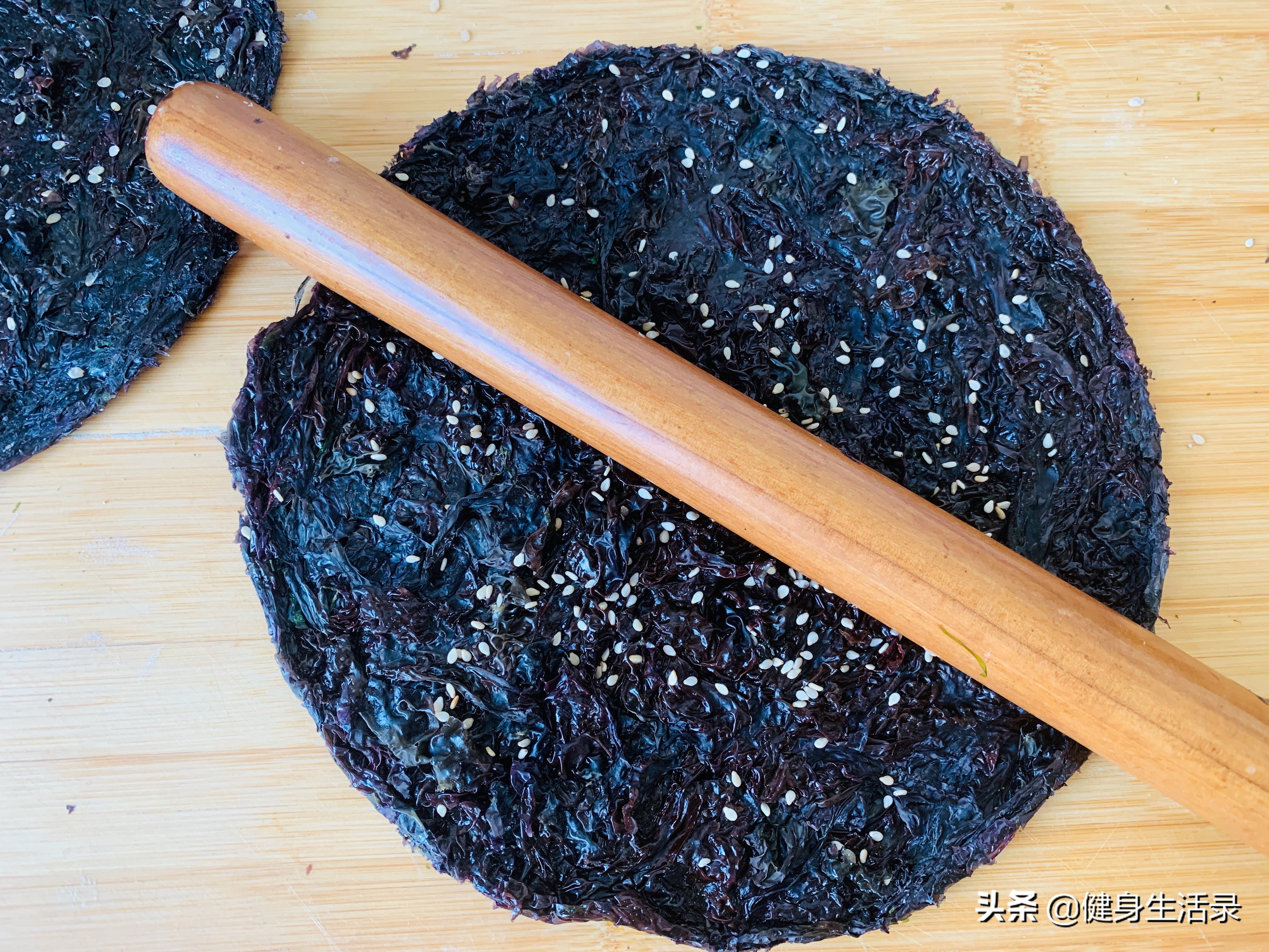 在家做零食,紫菜秒变海苔,酥脆掉渣儿,入口即化,比买的划算