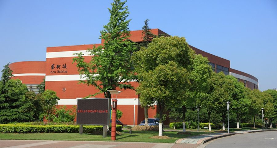 桃李不言下自成蹊：江苏省锡山高级中学