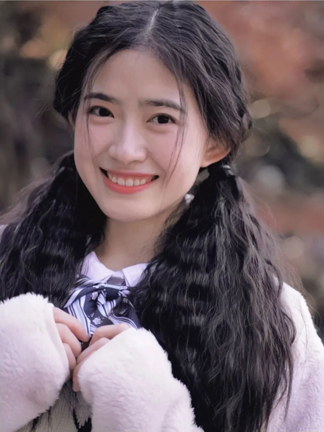 2021网红爆款发型短发戴狗啃刘海,头发2020流行发型显脸小