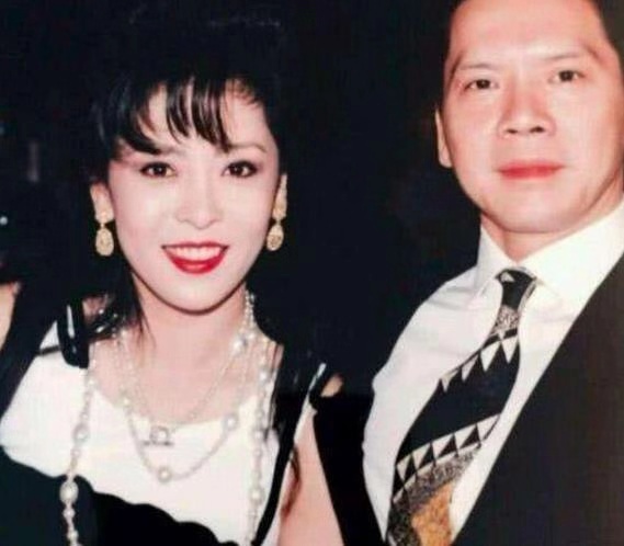 她6岁患绝症，18岁被卖进歌舞厅，这个征服向华强的女人，有多狠