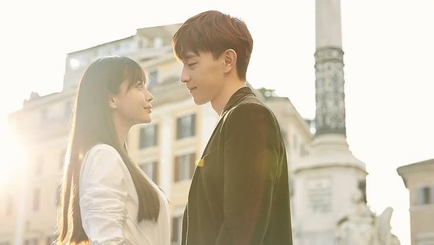 邓伦脸型有多完美，初中照片见分晓，一看就是遗传邓妈妈颜值