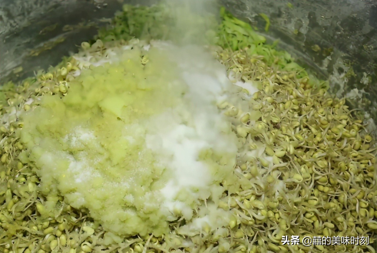 河南大叔路边卖素丸子20年,10元1斤现拌现炸,每天200斤不够卖