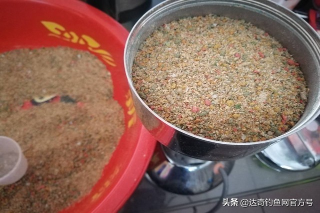 粮食窝料做不好?老钓友分享一款醇香四溢、专钓大鱼的窝料泡法