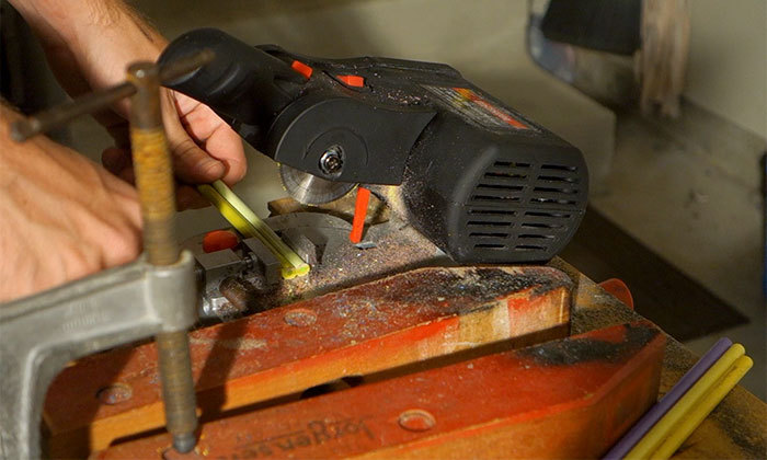 酷！外国小伙用1200支铅笔做了一把史诗般的定制吉他