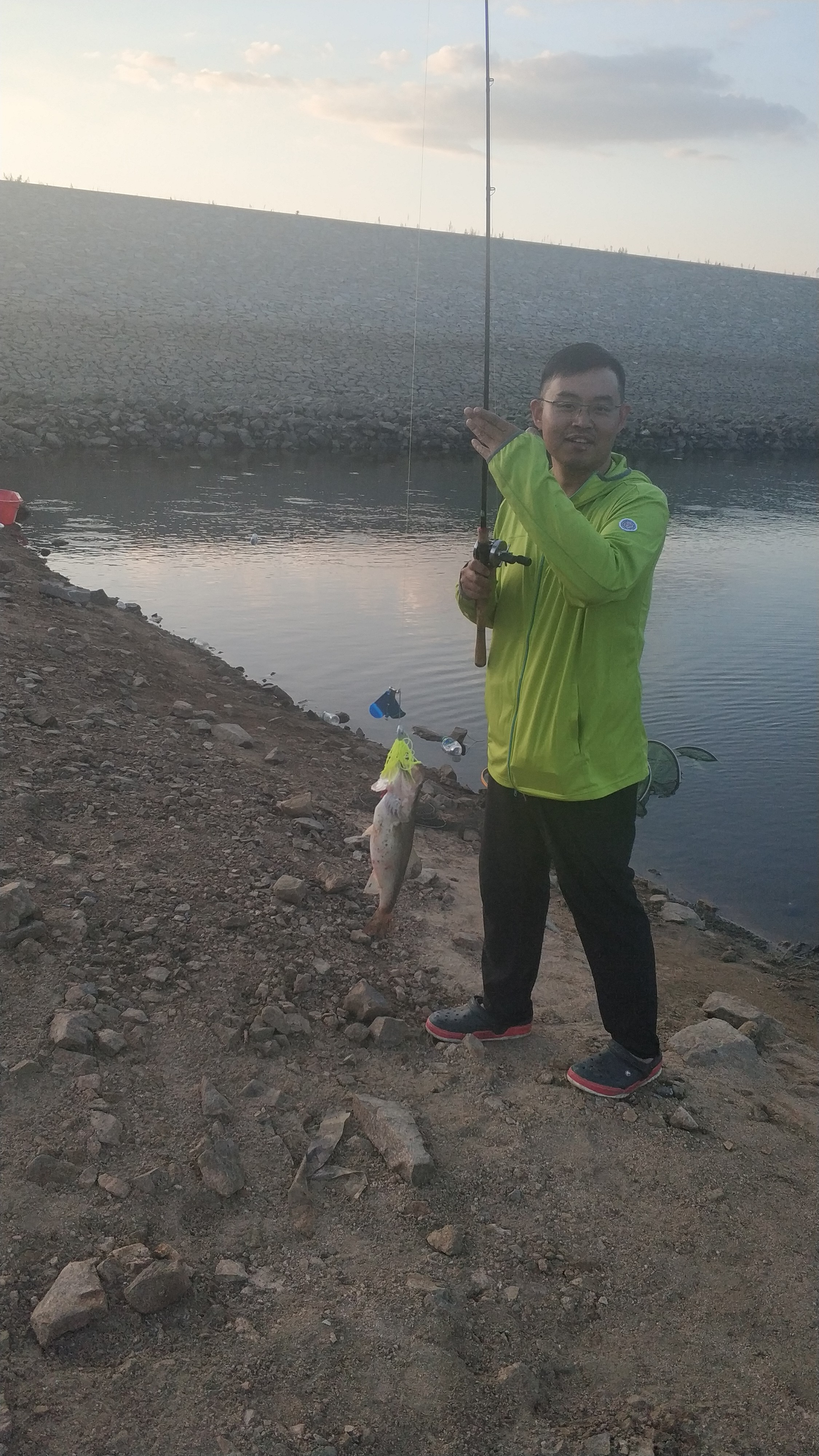 很惬意的路亚钓鱼,房车路亚野钓