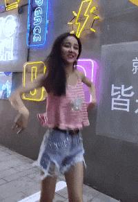 这只鹦鹉一直以为他是一只猴,所以每天都在重复做这个动作