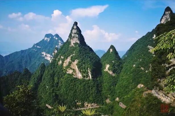 张家界天门山悬崖峭壁的视频,张家界天门山山峰险峻风景秀美