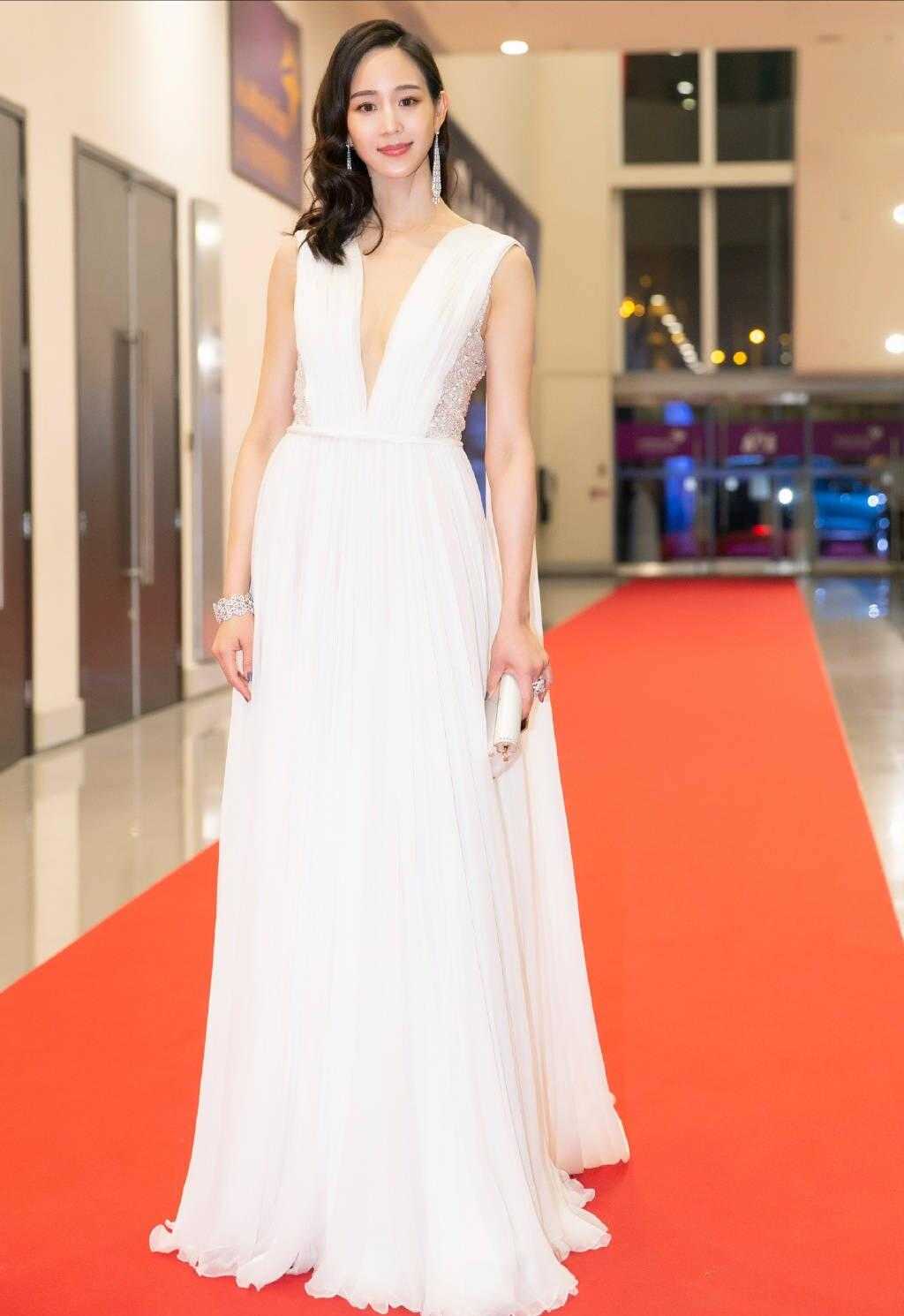 张钧甯高级感无敌了，穿深V领吊带连衣裙亮相，气质独特惊呆路人