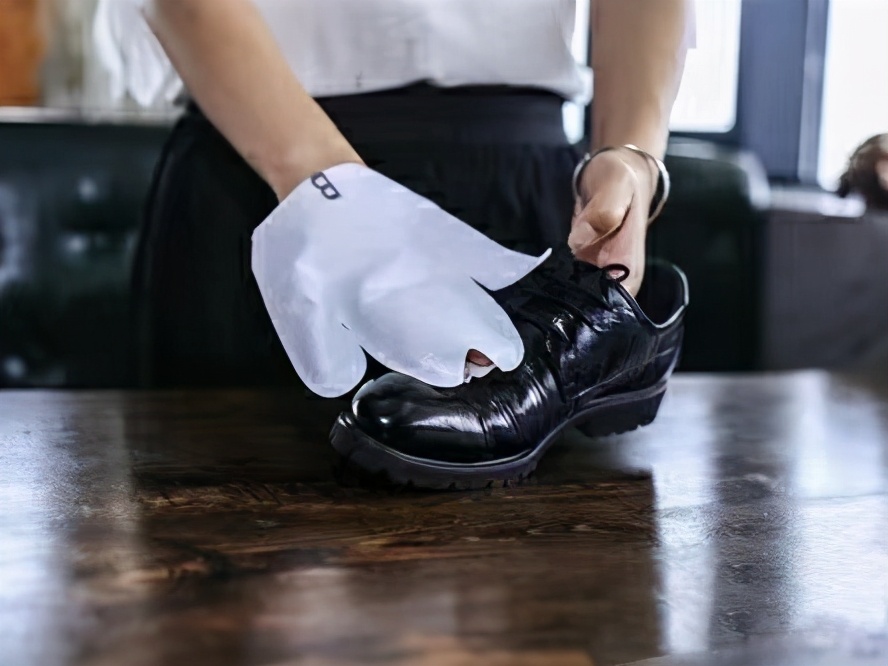 白皮鞋鞋尖蹭了怎么修补,皮鞋鞋侧裂口修补方法图解