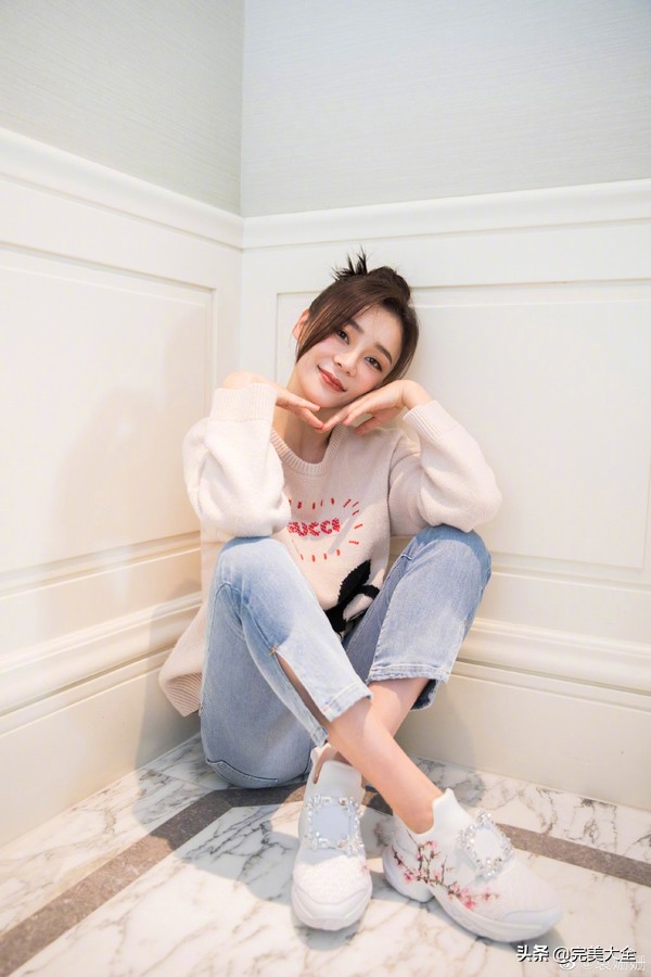 袁姗姗穿黑色皮衣配微喇牛仔裤,袁姗姗穿白色夹克