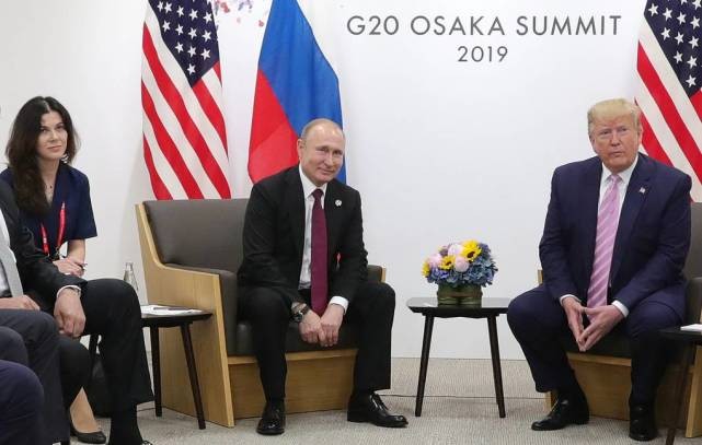 美国女记者*诱色**普京：超短裙、大白腿，撩头发、抛媚眼、舔嘴唇