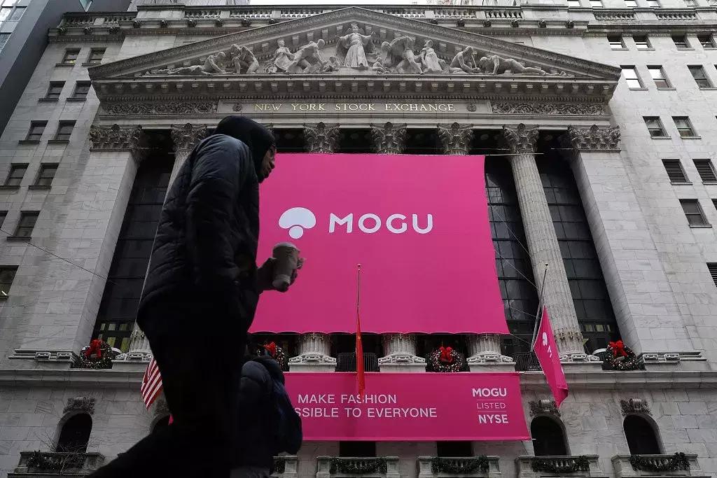 CHANEL聘请首位变性人模特；森马上半年营收增长逼近50%至82亿