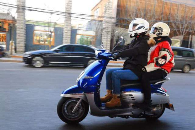 四轮承载两轮摩托车,四轮承载生命两轮承载灵魂小车