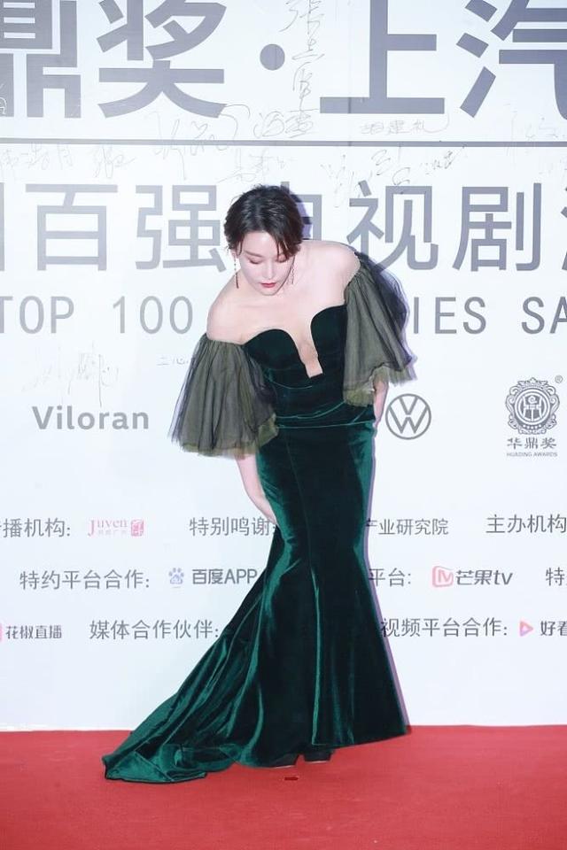 张馨予的露脐装照,张馨予晒近照穿着宽松花式遮肚