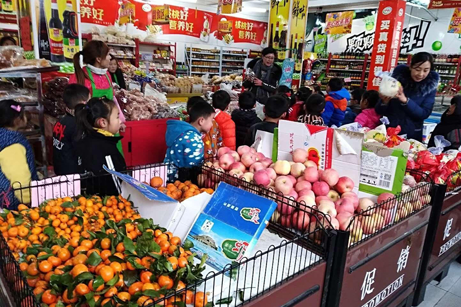 小孩超市偷东西被家长教育,小孩偷吃商店里的零食怎么处理