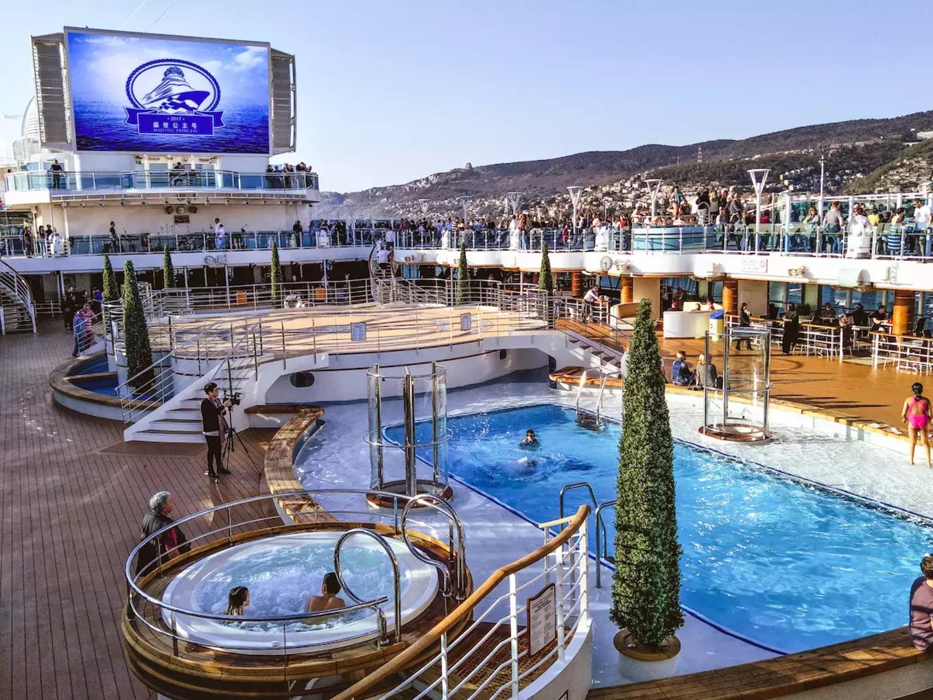 环球蜜月的小两口，免费上了一座价值8亿欧元的邮轮