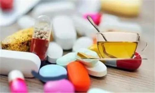 一男子头孢喝酒抢救,男子注射头孢后吃饭饮酒突然昏迷