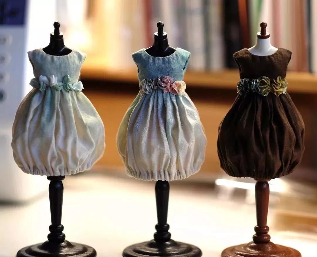 恨不能把她的芭比娃衣穿上自己身上......