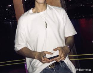 如何用小小的配饰搭配出百变风格 (小众配饰搭配方法)