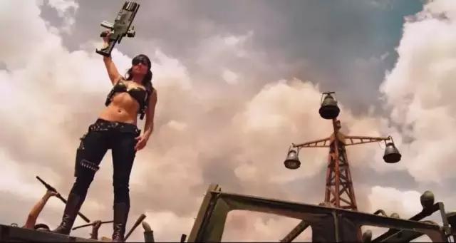 “寡妇”化身复仇女神，够硬又够黑