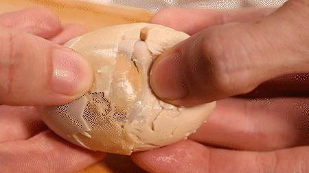 咸鸭蛋但是咸鸡蛋却很少有人吃,如何让咸鸭蛋蛋黄流油而不会咸