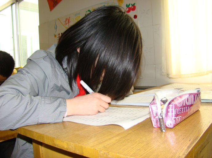 老师罚学生抄一个字100遍,老师罚孩子抄20遍课文