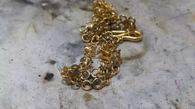 黄金首饰生锈是不是假的,买了很多年的黄金首饰是假的