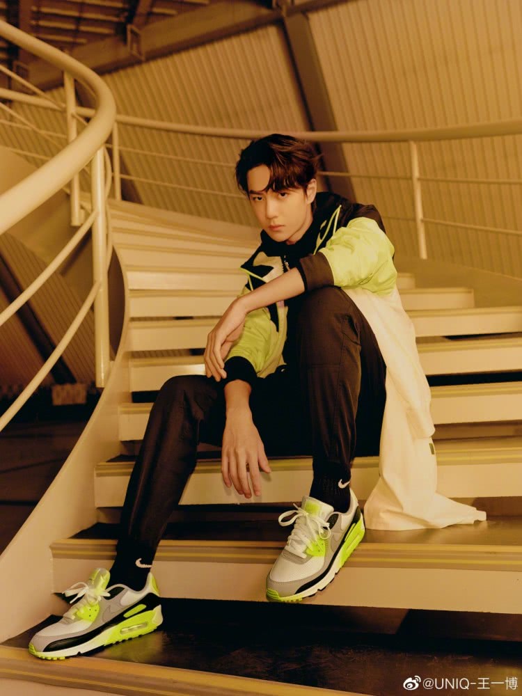 王一博520飞上海录《街舞》，穿厚外套全程低头，膝盖受伤惹人疼