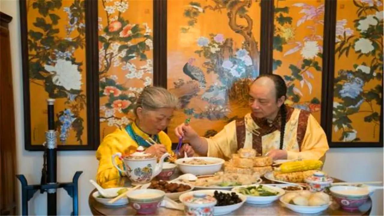 男子自称满清皇室后代,自称多尔衮后代大闹火车站