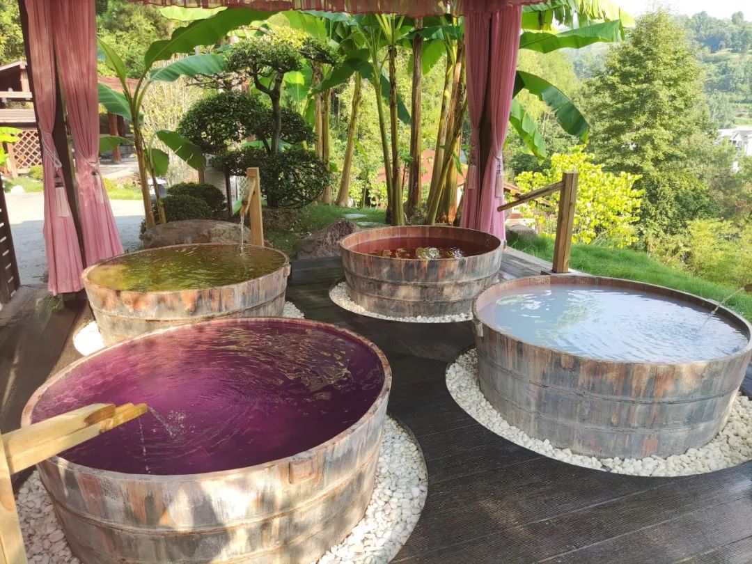 云南火龙驱赶至贵州石阡，温泉水的热度带动全城康养的健康新潮流