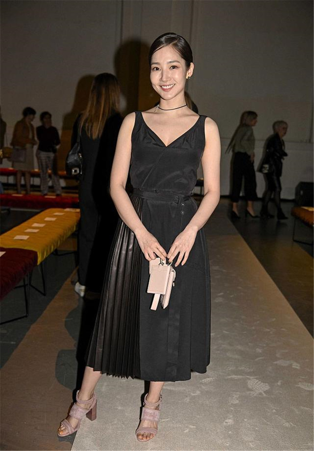 朴敏英穿红色裙子,朴敏英穿搭时髦