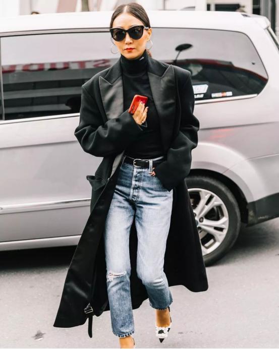 刘雯机场穿搭最近皮衣,刘雯穿全黑色服装休闲又帅气