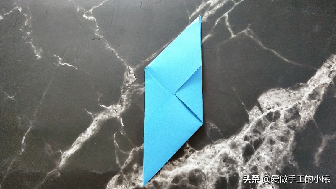 好玩的折纸旋转陀螺有一点点复杂,不用胶水就可以折的陀螺