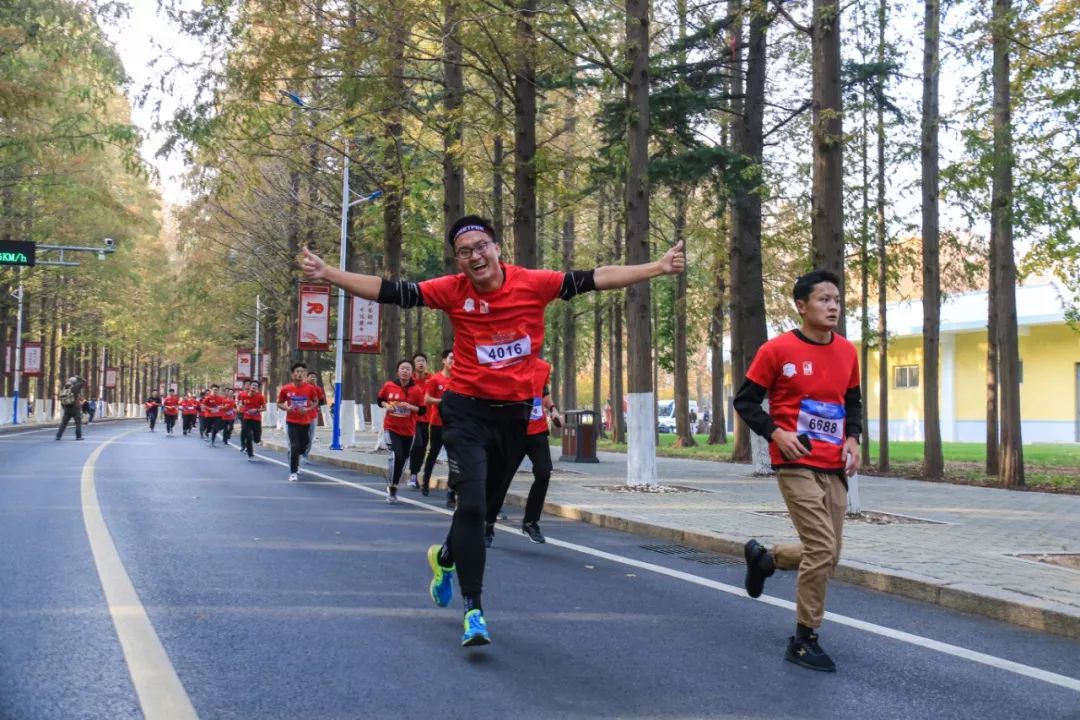 马拉松燃情开跑,2023半程马拉松鸣枪开跑