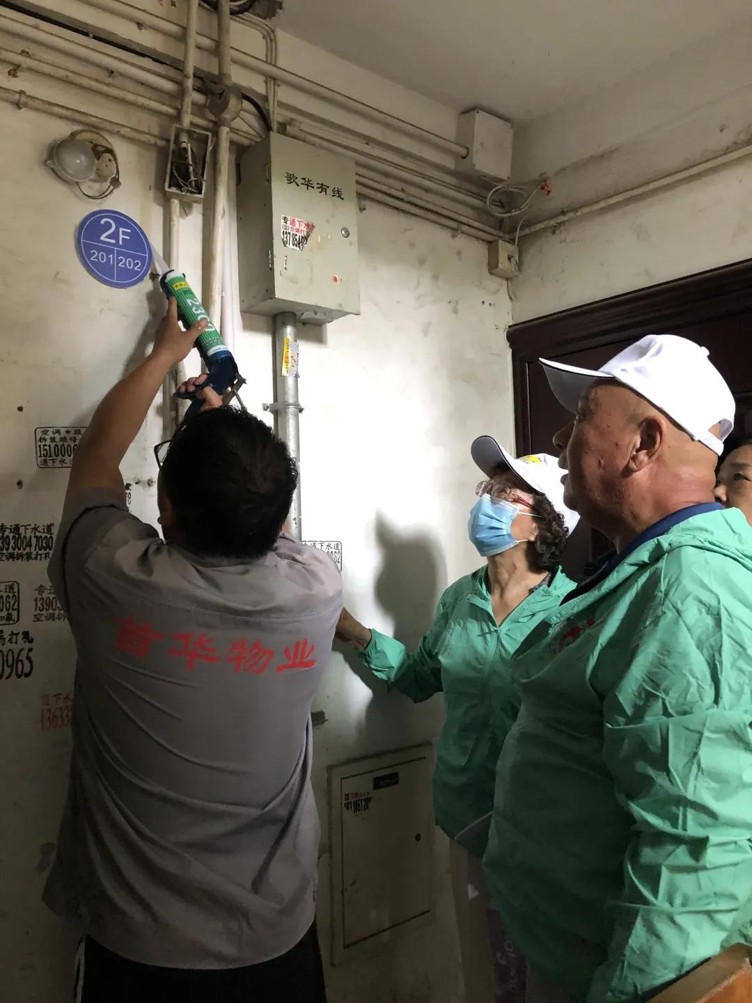 我为群众办实事维修自来水管道,修缮路灯办实事点亮居民放心路